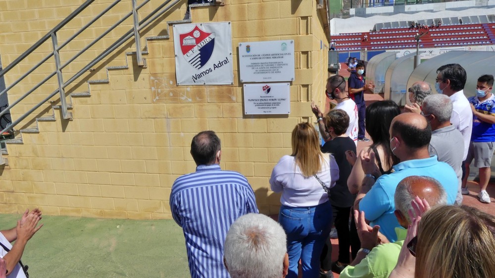 El CF Adra rinde póstumo homenaje a Francisco Linares ‘El Fino’ con una placa conmemorativa en el estadio Miramar