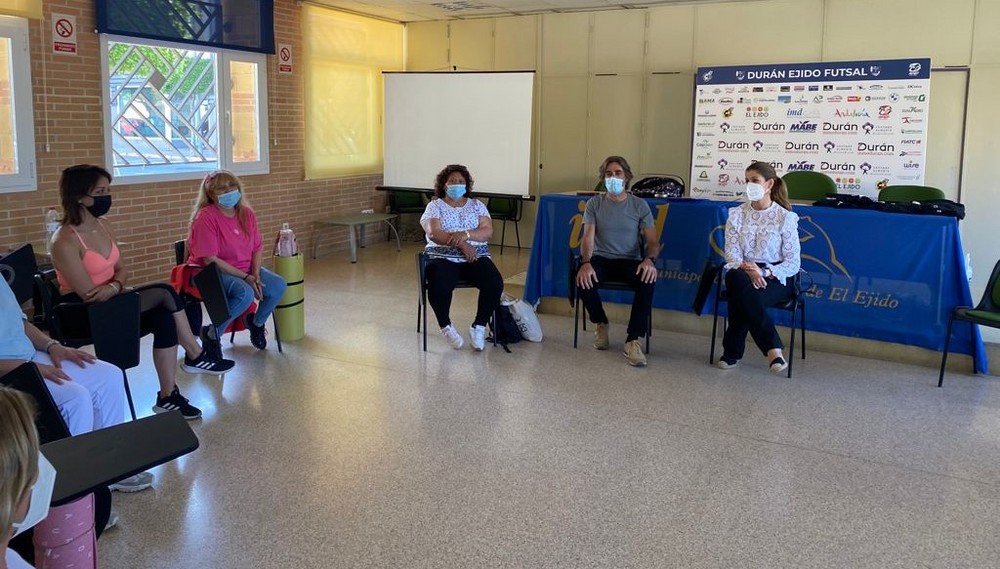 Un taller permite a 15 usuarias del Centro de la Mujer aprender mindfulness y atención plena para mejorar en su autocuidado