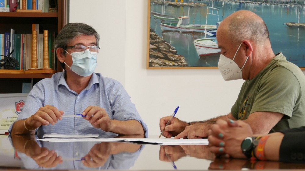 El alcalde de Adra renueva su compromiso con PROMAR para el cuidado del medio ambiente y el fondo marino