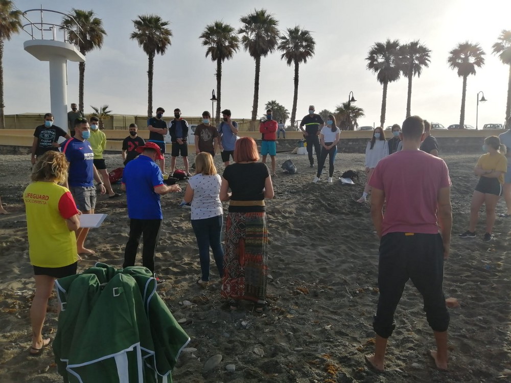 Una treintena de aspirantes asisten a las pruebas prácticas de socorrista de cara a la próxima época estival en Adra