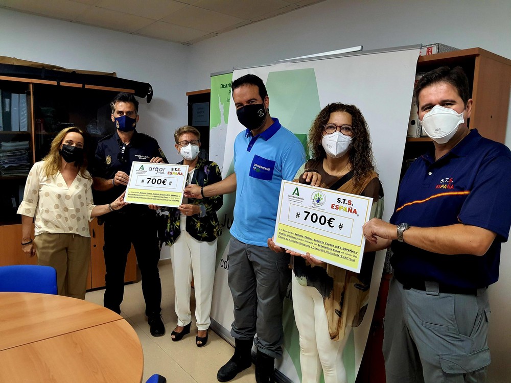Distrito Poniente entrega a Argar e Interactúa los fondos recaudados en las jornadas solidarias sobre control de hemorragias