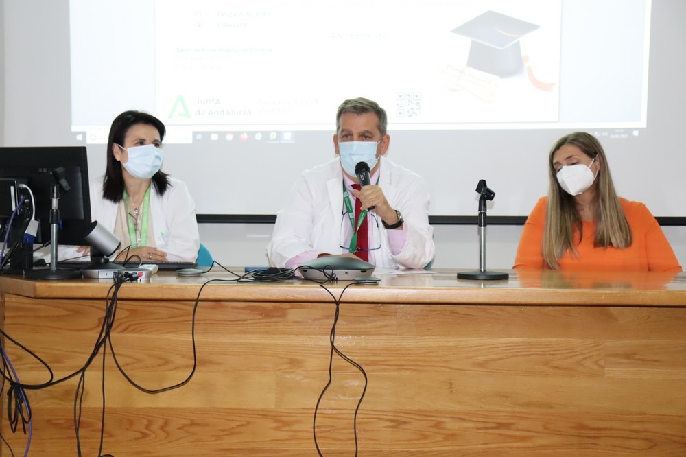 El Hospital y el Distrito Sanitario Poniente homenajean a los especialistas internos residentes que concluyen su formación