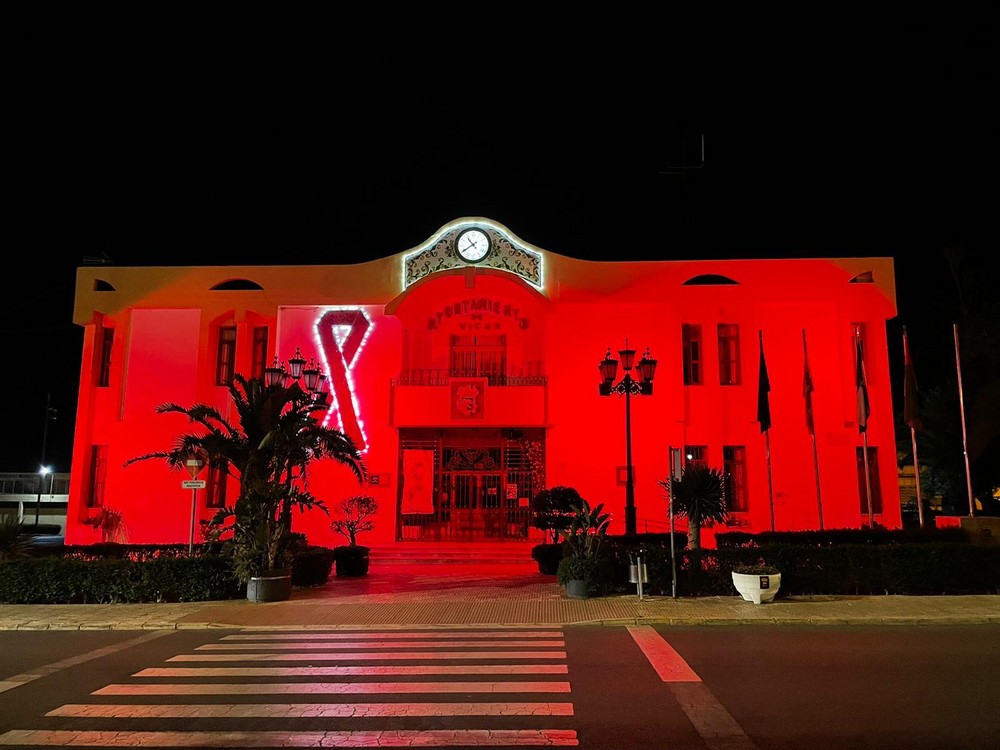 El Ayuntamiento de Vícar se tiñe de rojo para apoyar a los afectados de esclerosis múltiple
