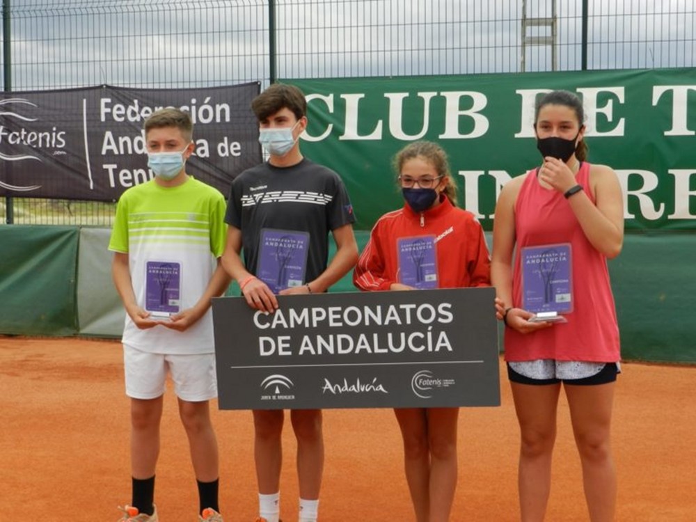 La alevín del Club de Tenis El Ejido Paula Navarro,  subcampeona de Andalucía infantil de tenis en Jaén
