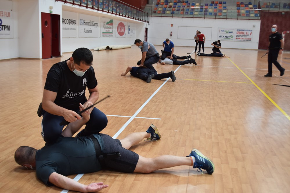 La Policía Local de Vícar se instruye en defensa personal