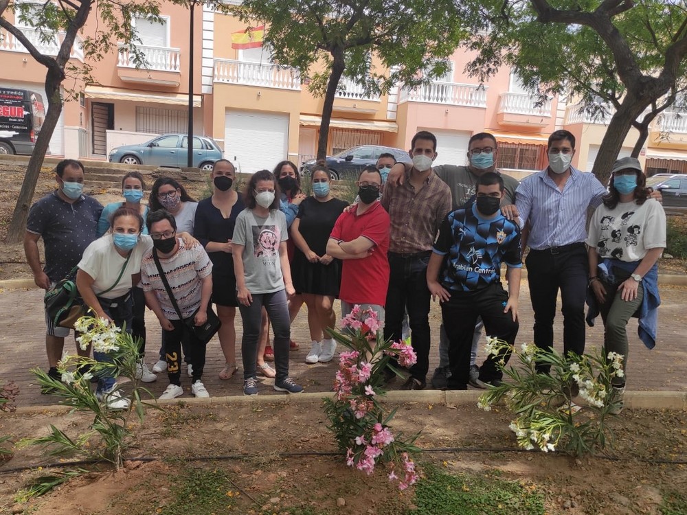 Usuarios del Centro Ocupacional  de Adra plantan adelfas por el Día Mundial del Medio Ambiente
