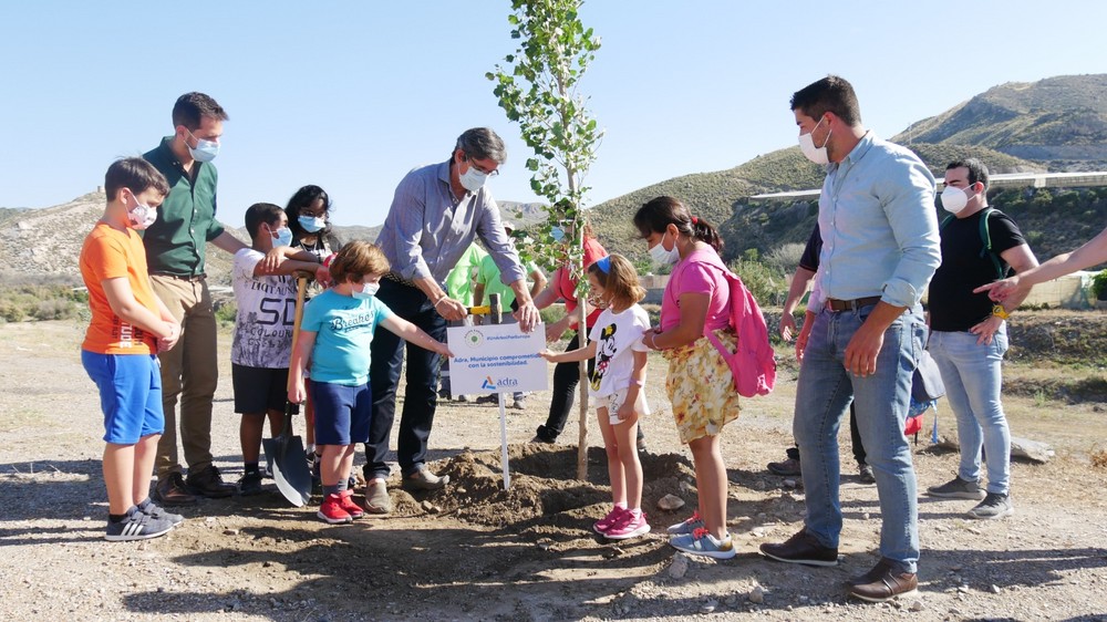 Adra conmemora el Día Mundial del Medio Ambiente con la plantación de más de treinta árboles en La Alquería