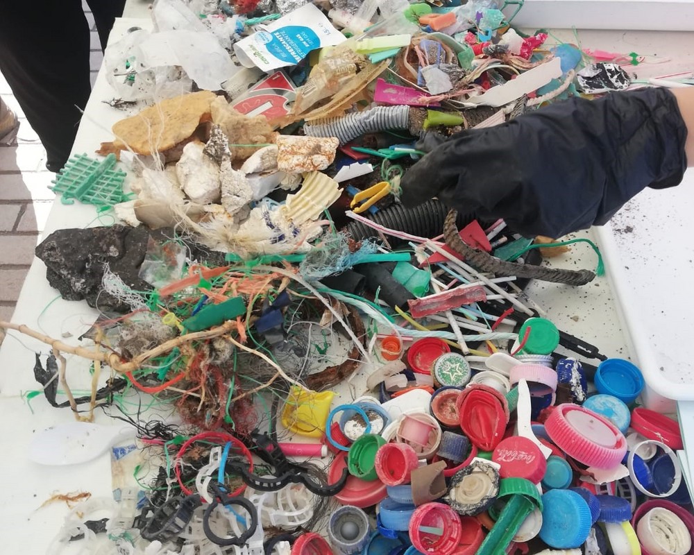 Éxito del primer ‘Ecodomingo’ con la recogida de residuos en la playa de El Censo de Adra