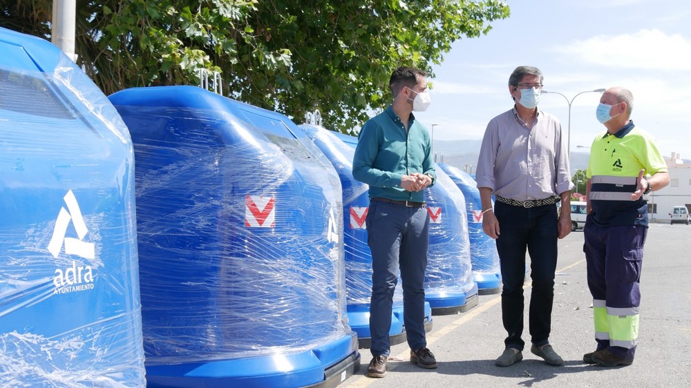 Adra incorpora 25 nuevos contenedores azules para papel y cartón