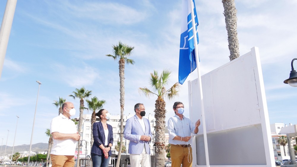 Adra ondea ya sus tres banderas azules que certifican la calidad, seguridad y accesibilidad de sus playas