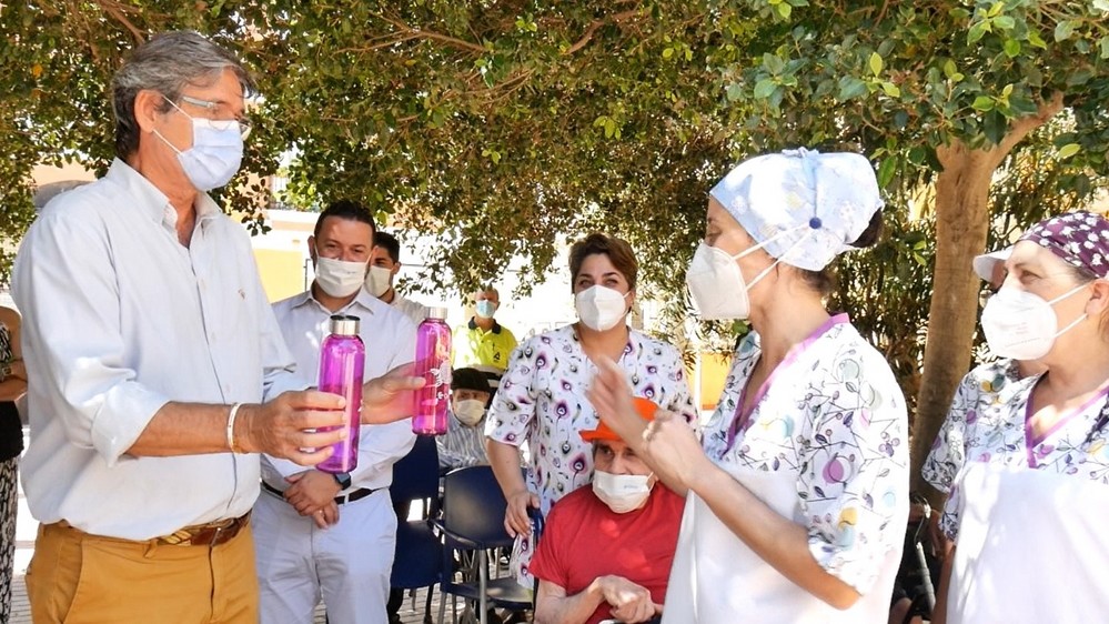 Manuel Cortés alaba la “magnífica labor” de la Residencia de Mayores en “una época tan difícil”