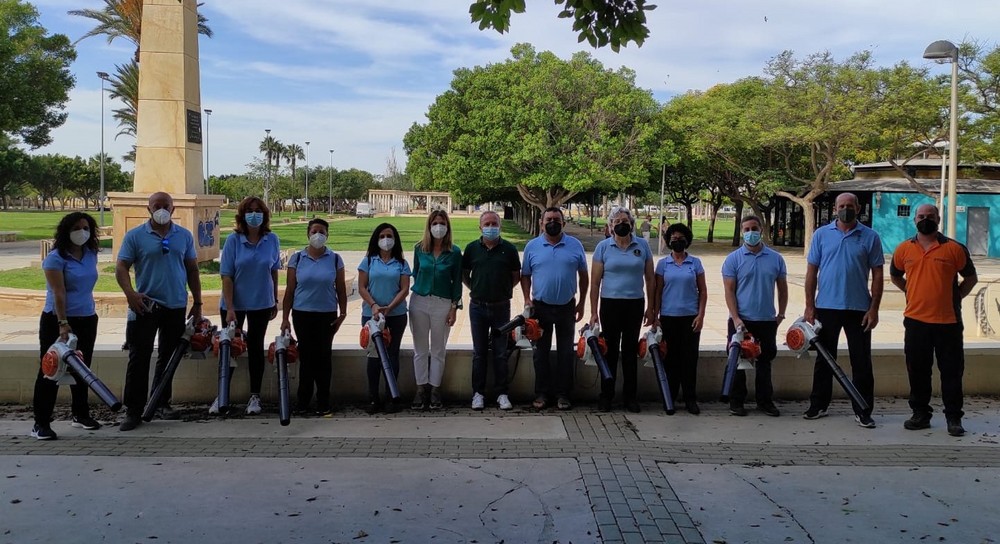 El Ayuntamiento de El Ejido entrega a conserjes de los centros educativos material para el mantenimiento, limpieza y conservación