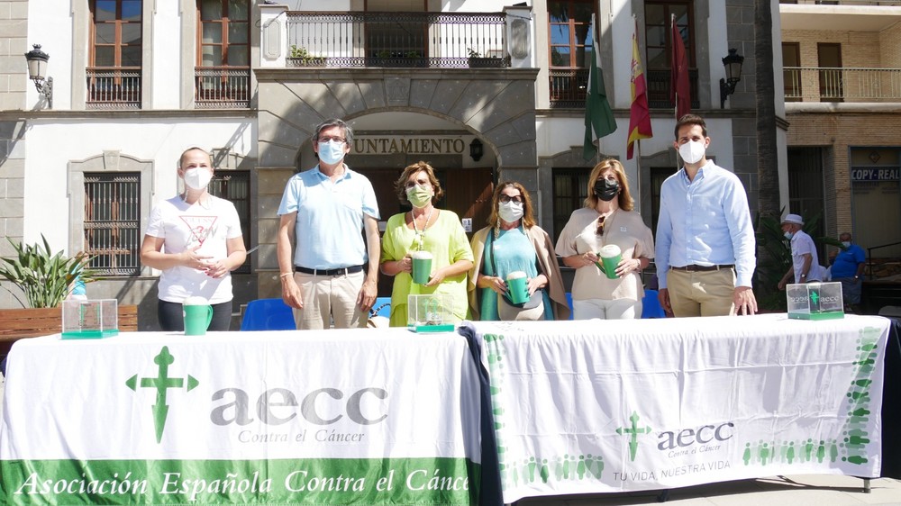 La Asociación Española Contra el Cáncer celebra una jornada de cuestación en la Plaza Puerta del Mar de Adra