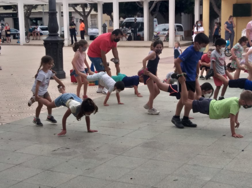 Niños y mayores disfrutan con las actividades de las prefiestas de La Puebla