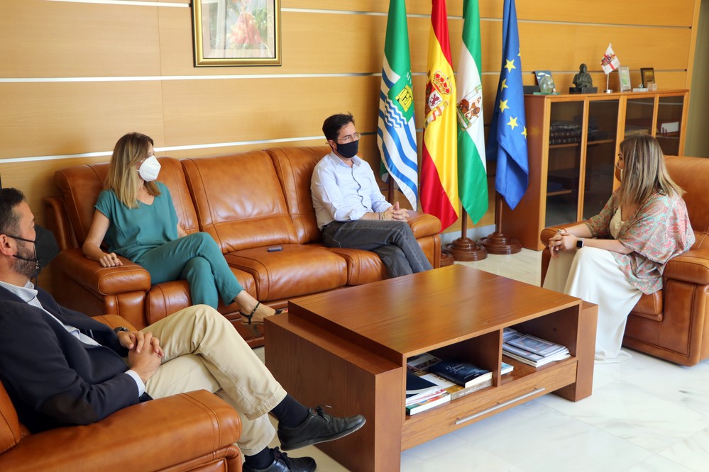 El alcalde recibe a la cineasta ejidense Nuria Vargas tras el paso de su documental ‘Controverso’ por prestigiosos festivales de cine de España y Europa