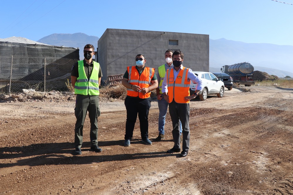 El Ayuntamiento de El Ejido pavimenta más de 3.000 metros de longitud de tres importantes caminos rurales para lo que destina una inversión cercana a los 250.000 euros