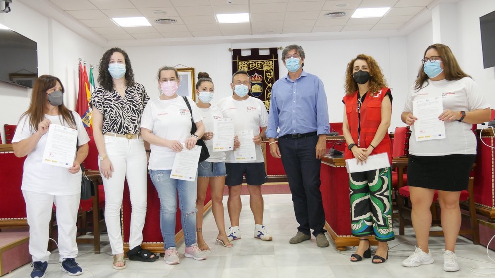 Manuel Cortés entrega los diplomas acreditativos a beneficiarios del Plan de Empleo de Cruz Roja