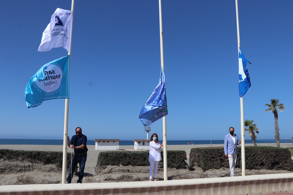 Turismo entrega a El Ejido las Banderas Azules con que se han distinguido sus playas