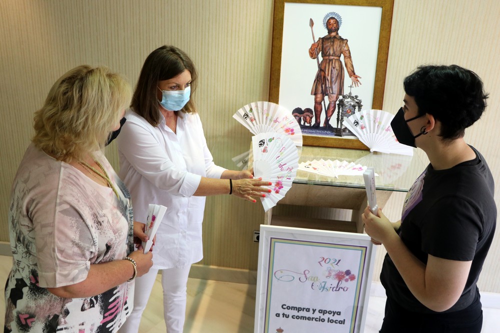 El Ayuntamiento de El Ejido reparte 9.000 abanicos entre los comercios locales para que los regalen a sus clientes con motivo de San Isidro