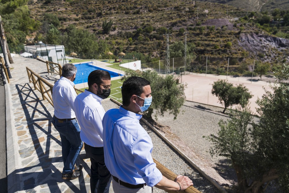 Los vecinos de Enix disfrutan de una nueva piscina municipal gracias a las inversiones de Diputación