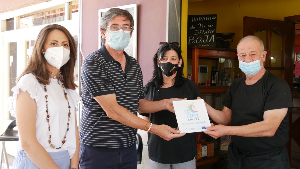 Hosteleros del ‘KMCERO’ lucen ya su placa identificativa que garantiza su compromiso con el producto de Adra