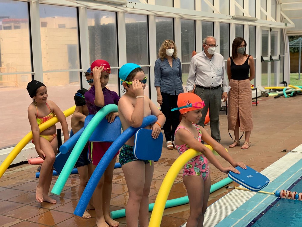 El primer turno de los cursos de natación en la Piscina de Las Cabañuelas  cumple la primera de sus tres semanas