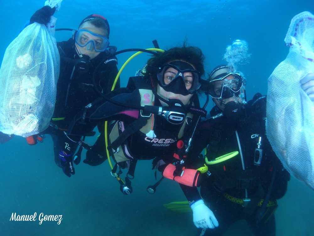 El Ayuntamiento de Adra limpia sus playas de residuos con la iniciativa ‘Cambia la Marea de Plástico’