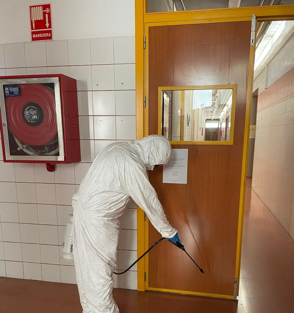 La campaña de saneamiento municipal D+D+D alcanza a todos los centros educativos de Vícar