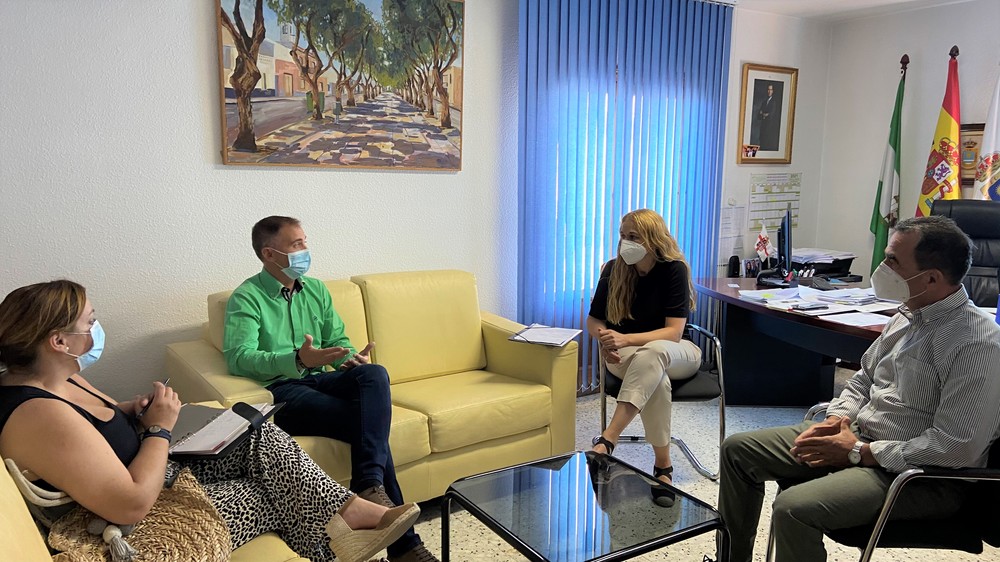 El delegado de Educación se reúne con el alcalde  de La Mojonera