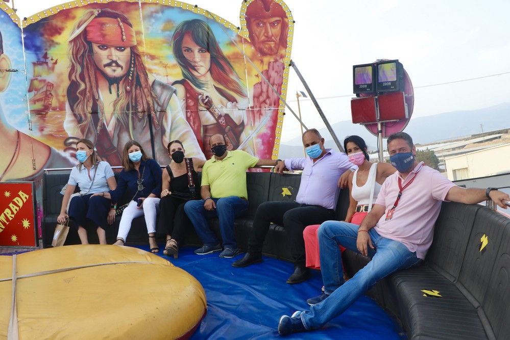Niños y adultos de Balerma disfrutan de las atracciones durante sus fiestas