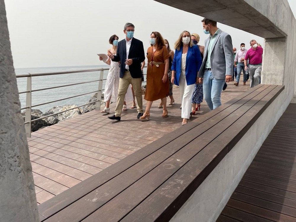 Carmen Crespo y Marifrán Carazo visitan la nueva pasarela peatonal del puerto de Adra