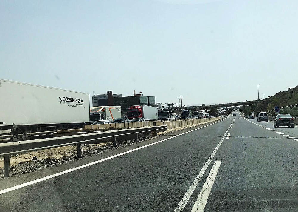 Accidente en la A-7 a la entrada del túnel de Almería provoca grandes atascos