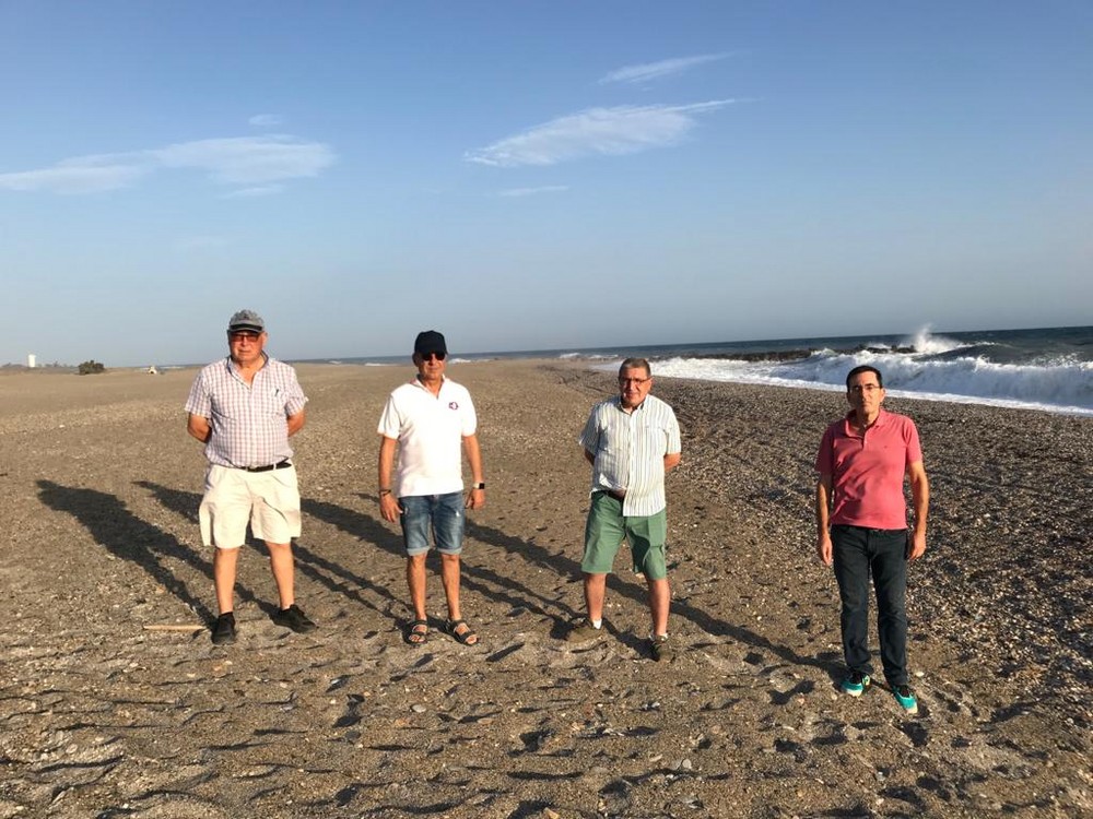 La Mesa de Trabajo por la estabilización de la playa de Balerma pide no retirar más arena de la 'recta' para que el espigón de la piedra del moro haga su función