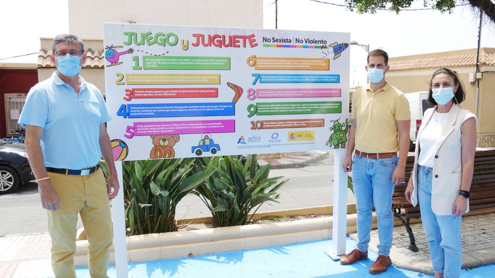 Ayuntamiento de Adra renueva el parque infantil de la barriada de Puente del Río
