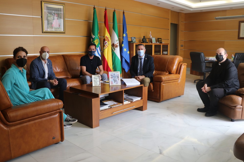 El alcalde de El Ejido se reúne con la nueva Junta de Gobierno de la Hermandad del Santo Cristo de la Luz