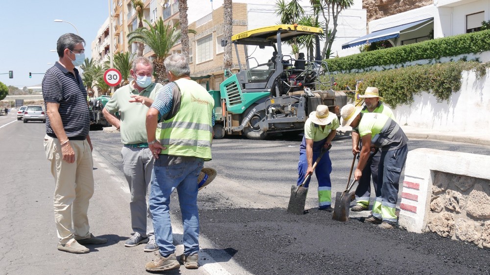 Comienzan en La Caracola los trabajos de pavimentación que beneficiarán a 14 calles de Adra y sus barriadas