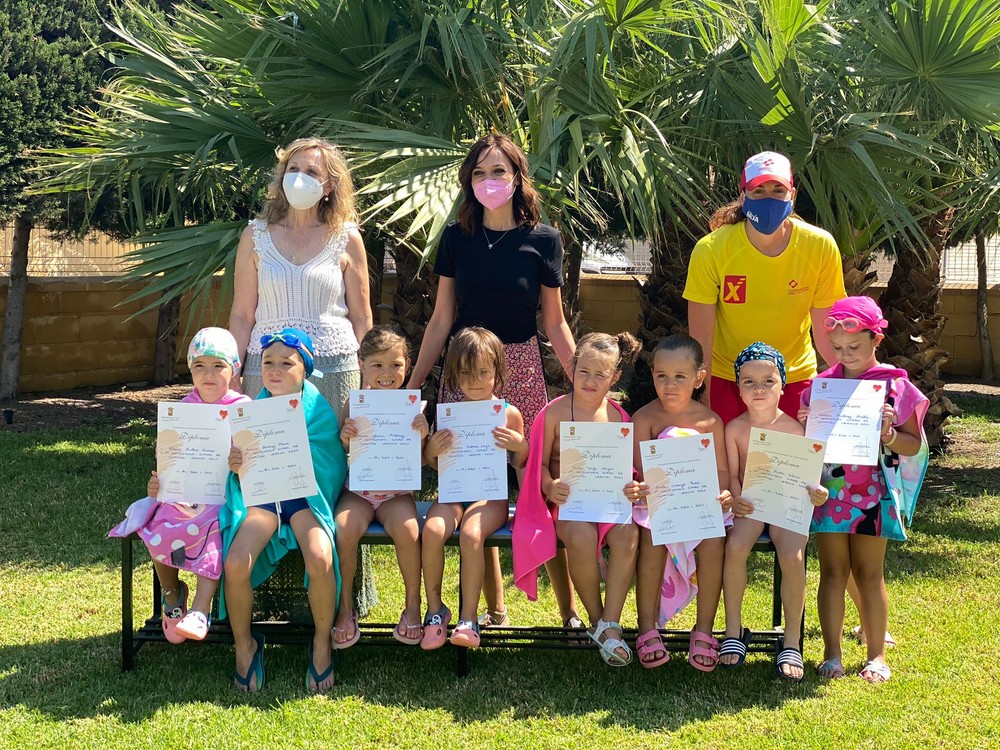El primer turno de los cursos de natación de Vícar llega a su fin con la entrega de diplomas