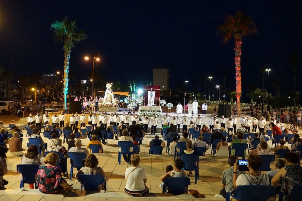Adra honra a la Virgen del Carmen en el día de su onomástica con una misa y un castillo de fuegos artificiales