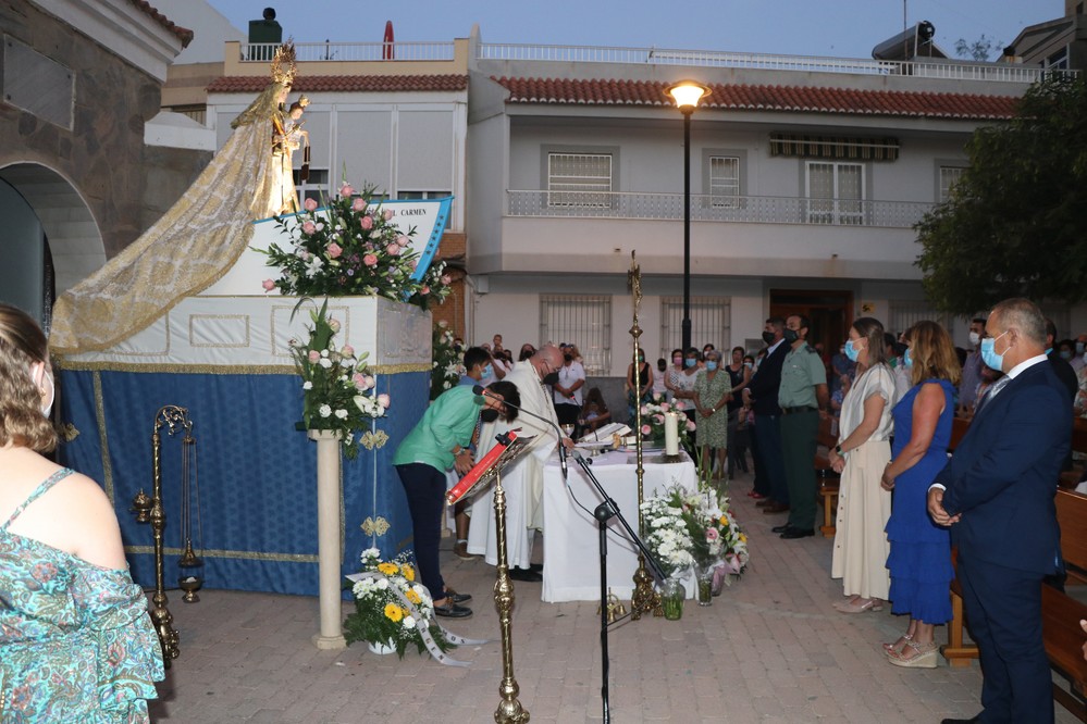 Balerma acompaña a la Virgen del Carmen en una misa celebrada en la Plaza De la Iglesia