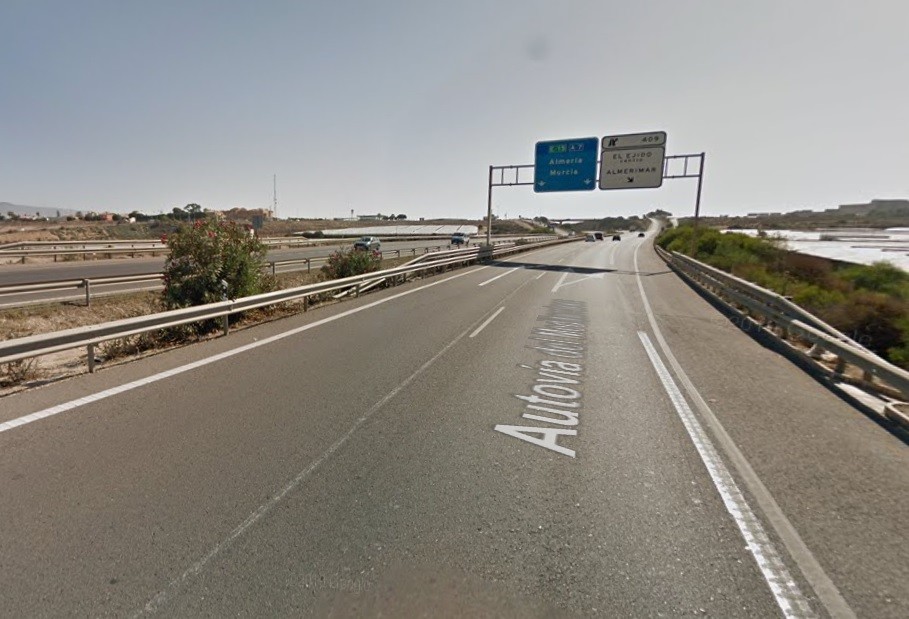 Muere un hombre tras la salida de vía de su furgoneta en El Ejido