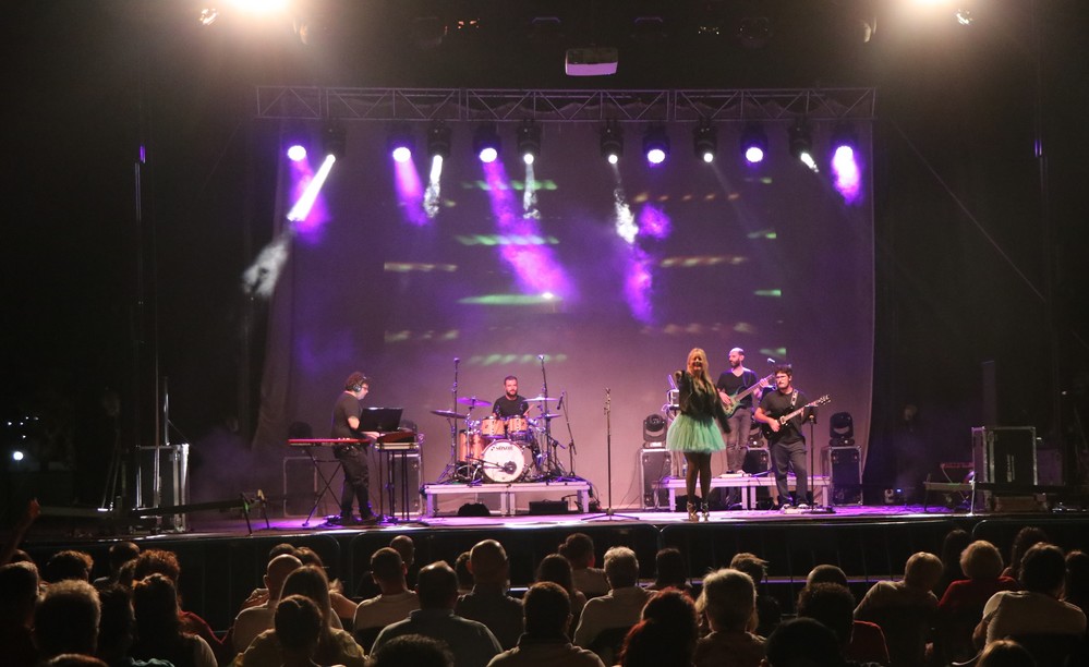 El campo de rugby de Almerimar reúne a los seguidores de la música de Mecano