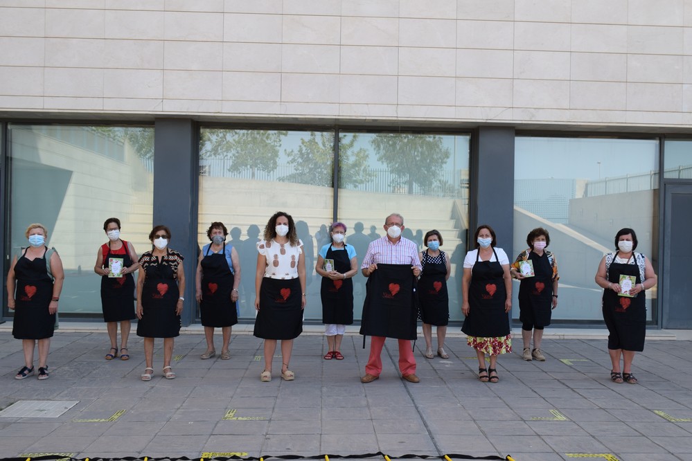 La recopilación de platos tradicionales de Vícar 'Las recetas de mi Abuela' ya está disponible en los centros públicos municipales