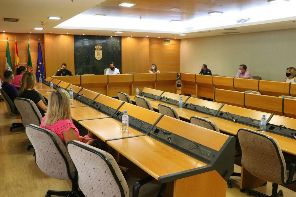 Ayuntamiento de El Ejido y Policía Local se reúnen con comerciantes del municipio para informar sobre los avances del proyecto de videovigilancia