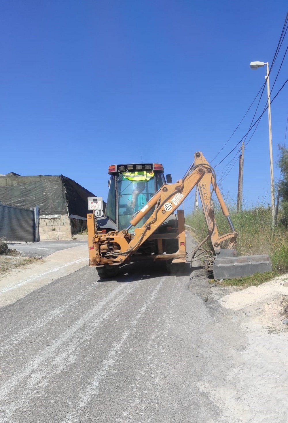 Intensifican las tareas de desbrozado y limpieza de cunetas de los caminos rurales para optimizar sus condiciones de uso
