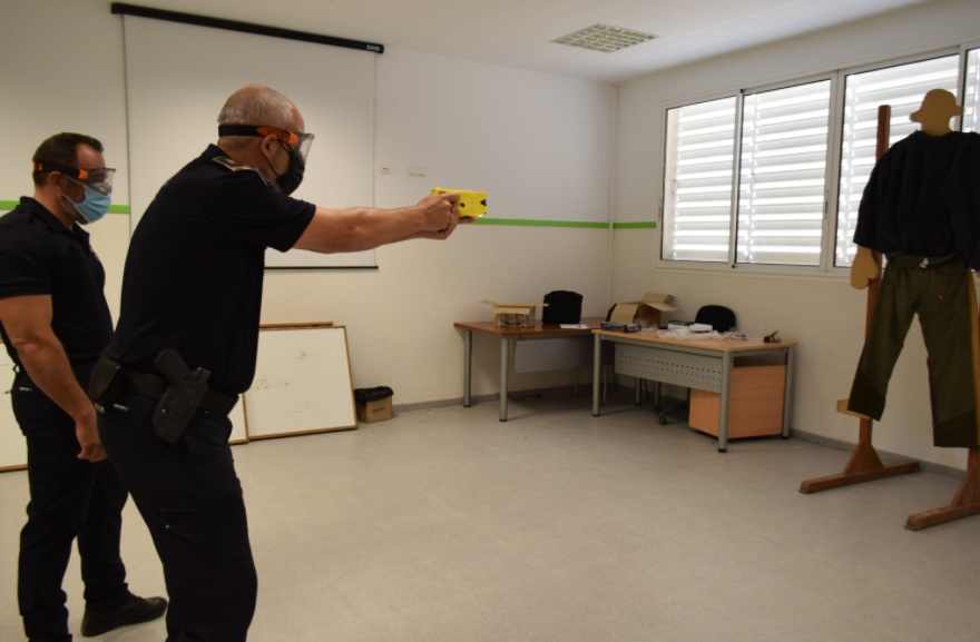 La Policía Local de Vícar se forma en manejo de pistolas táser