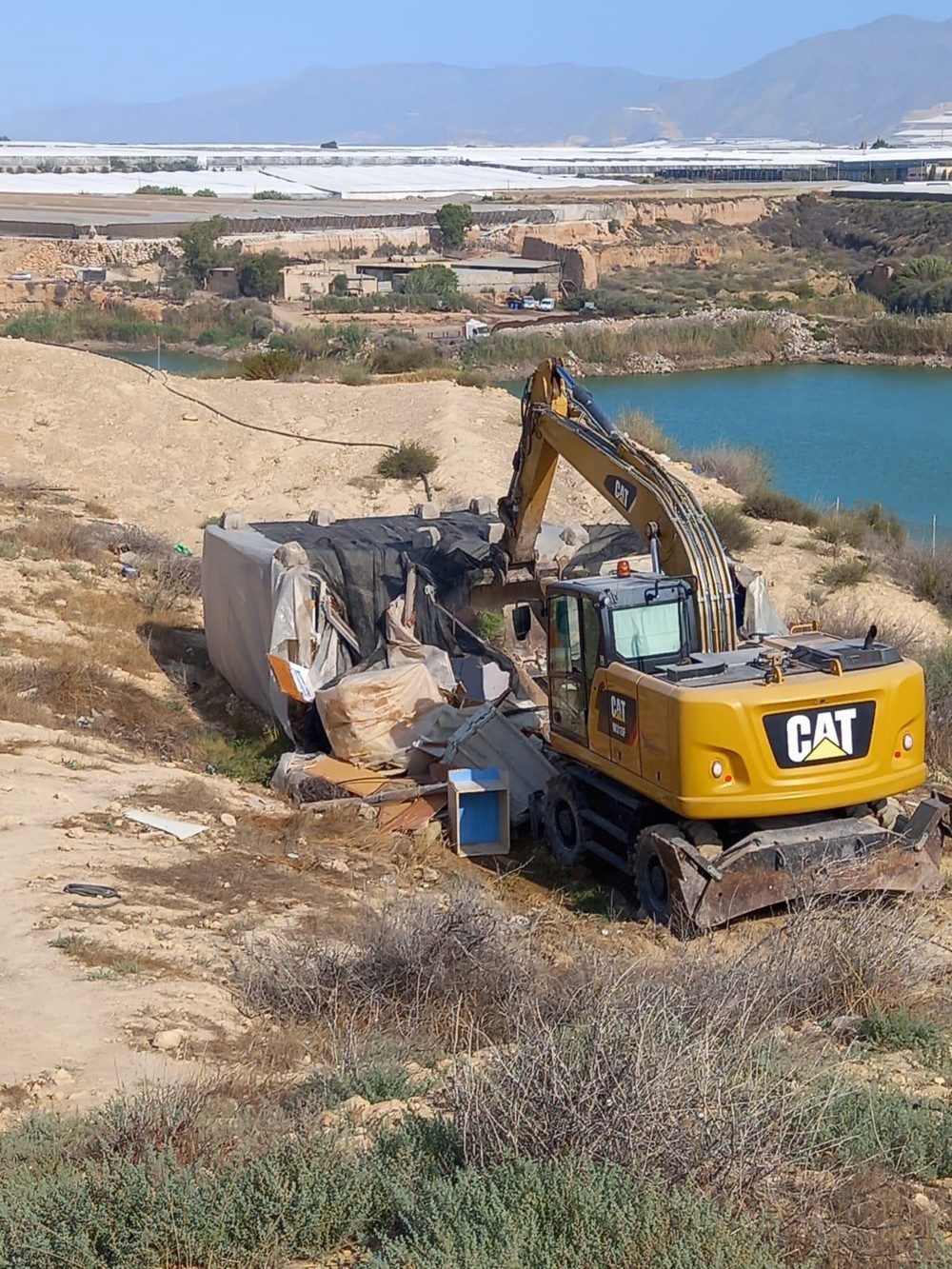 Ayuntamiento de El Ejido y Policía Local proceden a la demolición de seis chabolas por razones de salubridad y seguridad