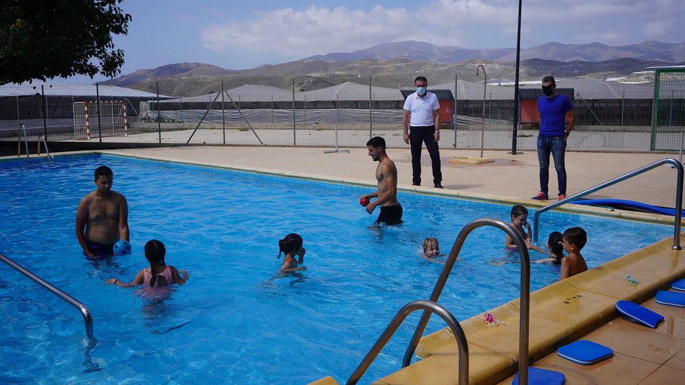 Continúan los cursos de natación de verano en las piscinas municipales de Berja.