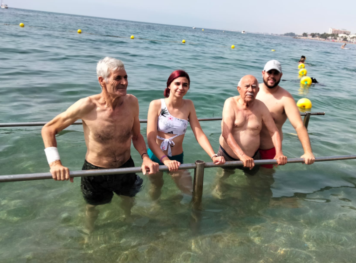 Los mayores del Centro de Estancias Diurnas regresan a la playa