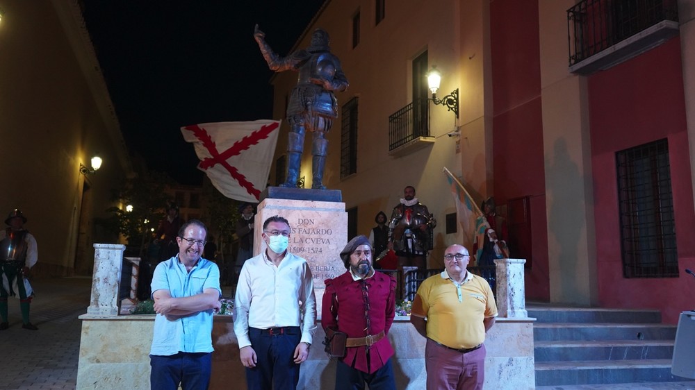 La estatua de Don Luis Fajardo de la Cueva ya luce en la Plaza de la Constitución de Berja