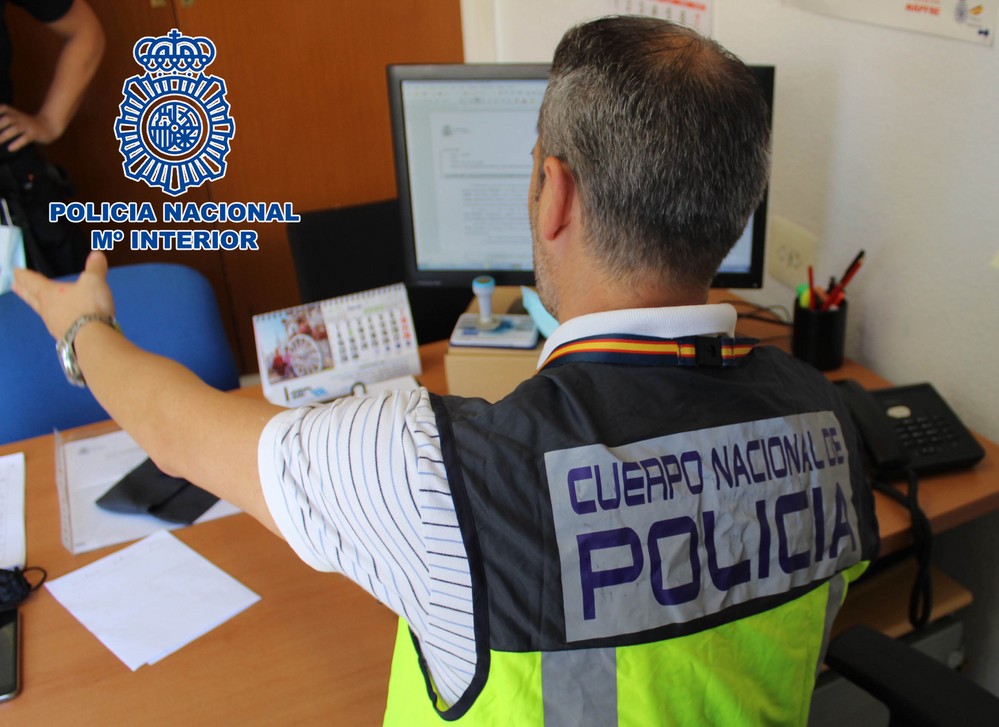 La Policía Nacional en El Ejido arresta al dueño de un establecimiento de comida que empleaba a trabajadores sin permiso de trabajo